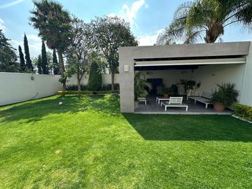 CASA EN VENTA UBICADA EN PUERTA DE HIERRO. TIENE 4 RECAMARAS CADA UNA CON BAÑO, Y UNA RECAMARA PLANTA BAJA