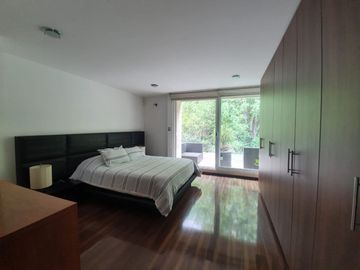 CASA EN VENTA UBICADA EN PUERTA DE HIERRO. TIENE 4 RECAMARAS CADA UNA CON BAÑO, Y UNA RECAMARA PLANTA BAJA