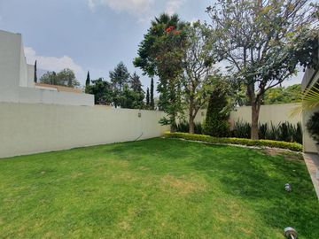 CASA EN VENTA UBICADA EN PUERTA DE HIERRO. TIENE 4 RECAMARAS CADA UNA CON BAÑO, Y UNA RECAMARA PLANTA BAJA