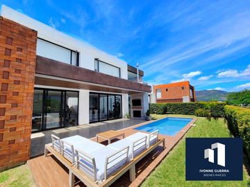 Casa de lujo con piscina privada.  Vista espectacular.