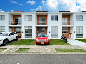Extraordinaria casa con 117 m2 en Sol de Galicia Conjunto Residencial. Cerritos. Galicia. Pereira - Colombia.