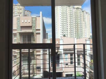 On-going Construction 3 Storey Townhouse in Karuhatan Valenzuela w/ 4BR-JV2
