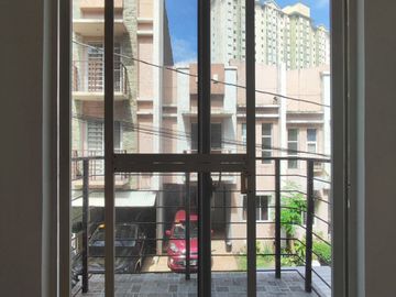 On-going Construction 3 Storey Townhouse in Karuhatan Valenzuela w/ 4BR-JV2