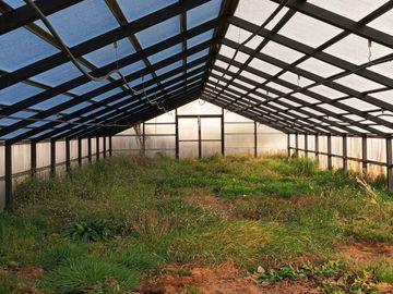 Hermosa Parcela de 9.6 ha (casa nueva, galpones e invernaderos), ideal para realizar un proyecto de Inversión