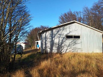 Hermosa Parcela de 9.6 ha (casa nueva, galpones e invernaderos), ideal para realizar un proyecto de Inversión