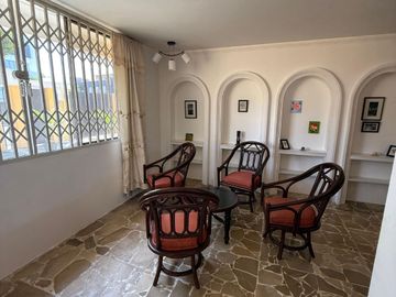 Cómodo Departamento Amoblado en Alquiler – Urdesa, Planta Baja