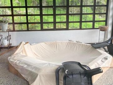 Finca en venta 7.6 hectáreas de terreno y elegante casa a 8km de Gualaceo - Azuay