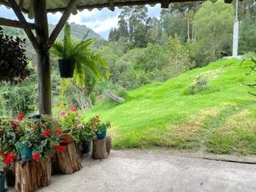 Finca en venta 7.6 hectáreas de terreno y elegante casa a 8km de Gualaceo - Azuay