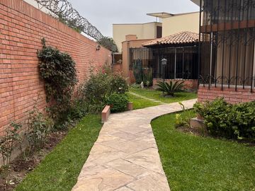 VENDO CASA EN ZONA DE CLINICAS - CORPAC- SAN BORJA