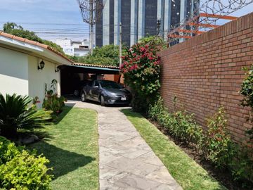VENDO CASA EN ZONA DE CLINICAS - CORPAC- SAN BORJA