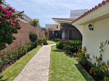 VENDO CASA EN ZONA DE CLINICAS - CORPAC- SAN BORJA