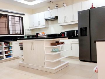 4br house and lot in Royale Tagaytay, Alfonso Cavite for sale