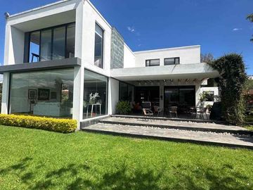 Venta espectacular moderna  casa dentro de urb Tacuri en NAyon