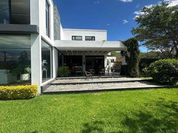 Venta espectacular moderna  casa dentro de urb Tacuri en NAyon