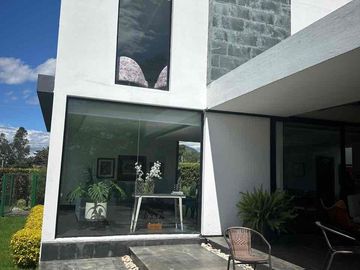 Venta espectacular moderna  casa dentro de urb Tacuri en NAyon