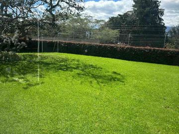 Venta espectacular moderna  casa dentro de urb Tacuri en NAyon