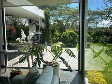 Venta espectacular moderna  casa dentro de urb Tacuri en NAyon