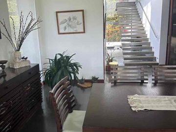 Venta espectacular moderna  casa dentro de urb Tacuri en NAyon