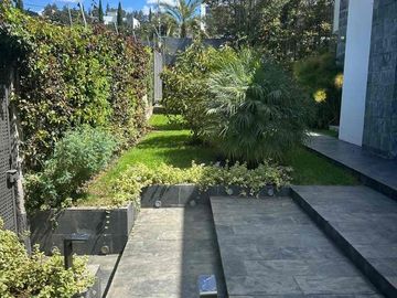 Venta espectacular moderna  casa dentro de urb Tacuri en NAyon