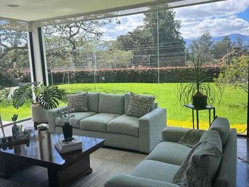 Venta espectacular moderna  casa dentro de urb Tacuri en NAyon