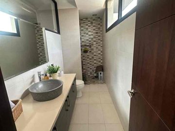 Venta espectacular moderna  casa dentro de urb Tacuri en NAyon