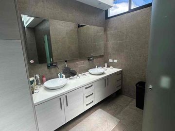 Venta espectacular moderna  casa dentro de urb Tacuri en NAyon