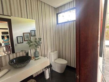Venta espectacular moderna  casa dentro de urb Tacuri en NAyon