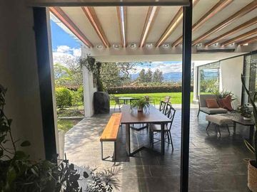 Venta espectacular moderna  casa dentro de urb Tacuri en NAyon