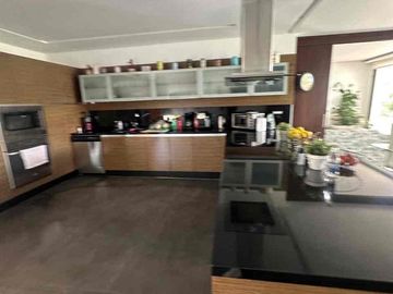 Venta espectacular moderna  casa dentro de urb Tacuri en NAyon