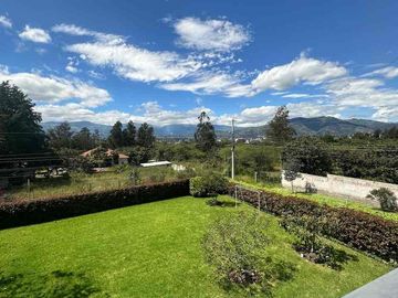 Venta espectacular moderna  casa dentro de urb Tacuri en NAyon