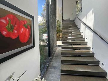 Venta espectacular moderna  casa dentro de urb Tacuri en NAyon