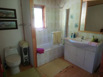 CASA ENTRE PUCON Y CURARREHUE EN 10.000 M2 DE TERRENO
