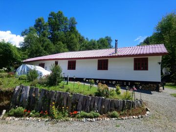 CASA ENTRE PUCON Y CURARREHUE EN 10.000 M2 DE TERRENO