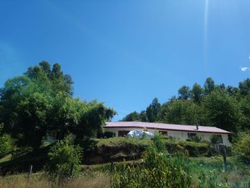 CASA ENTRE PUCON Y CURARREHUE EN 10.000 M2 DE TERRENO