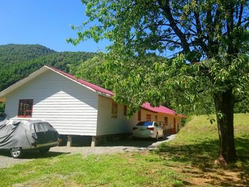 CASA ENTRE PUCON Y CURARREHUE EN 10.000 M2 DE TERRENO