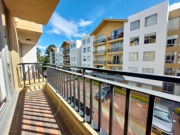 LINDO APARTAMENTO CON PARQUEADERO PROPIO CUBIERTO Y EXCELENTE UBICACION