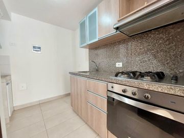 LINDO APARTAMENTO CON PARQUEADERO PROPIO CUBIERTO Y EXCELENTE UBICACION