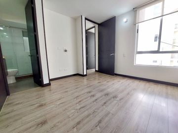 LINDO APARTAMENTO CON PARQUEADERO PROPIO CUBIERTO Y EXCELENTE UBICACION