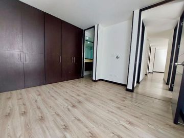 LINDO APARTAMENTO CON PARQUEADERO PROPIO CUBIERTO Y EXCELENTE UBICACION