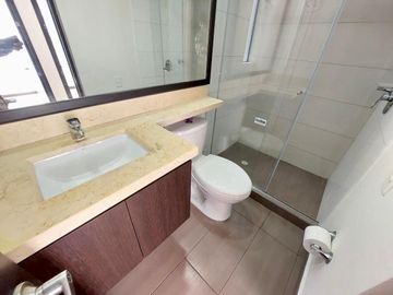 LINDO APARTAMENTO CON PARQUEADERO PROPIO CUBIERTO Y EXCELENTE UBICACION
