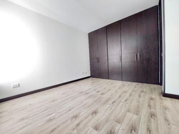 LINDO APARTAMENTO CON PARQUEADERO PROPIO CUBIERTO Y EXCELENTE UBICACION