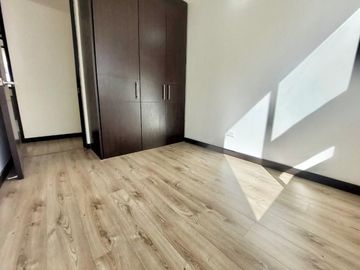 LINDO APARTAMENTO CON PARQUEADERO PROPIO CUBIERTO Y EXCELENTE UBICACION