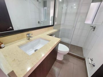 LINDO APARTAMENTO CON PARQUEADERO PROPIO CUBIERTO Y EXCELENTE UBICACION