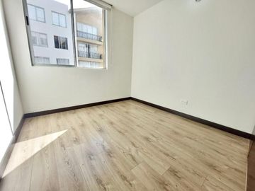 LINDO APARTAMENTO CON PARQUEADERO PROPIO CUBIERTO Y EXCELENTE UBICACION