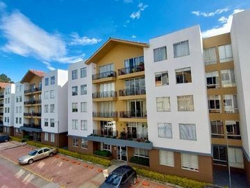 LINDO APARTAMENTO CON PARQUEADERO PROPIO CUBIERTO Y EXCELENTE UBICACION