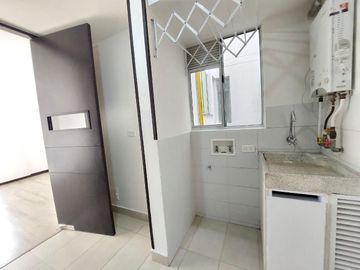 LINDO APARTAMENTO CON PARQUEADERO PROPIO CUBIERTO Y EXCELENTE UBICACION