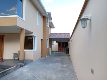 SE ARRIENDA HERMOSA CASA SECTOR SAN PEDRO DE TABOADA – VALLE DE LOS CHILLOS