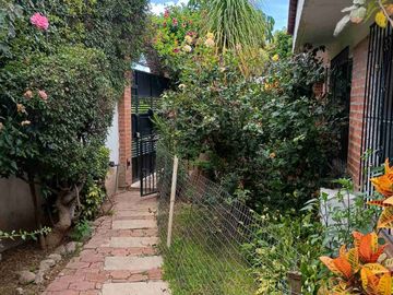 Casa con departamento y local en esquina