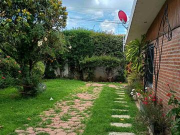 Casa con departamento y local en esquina