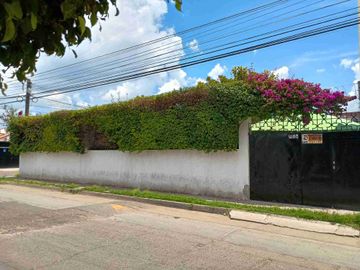 Casa con departamento y local en esquina
